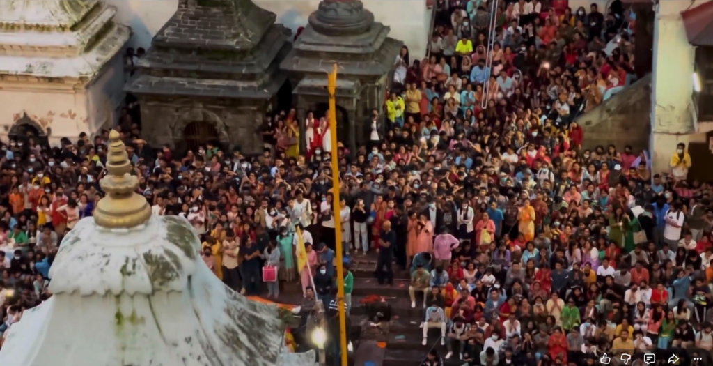 a-hude-crowd-of-devotees-during-pashupatinath-aarati-scaled