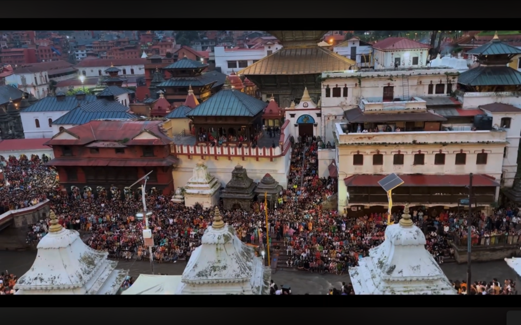 a-hude-crowd-of-devotees-during-pashupatinath-aarati-wider-view-scaled