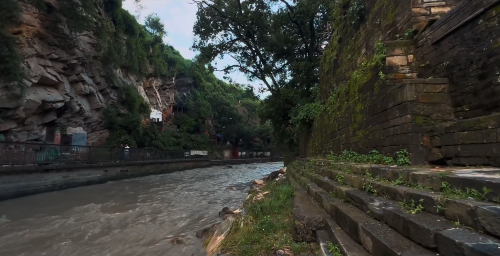 bagmati-river-at-pashupatinath-temple-in-the-evening-scaled